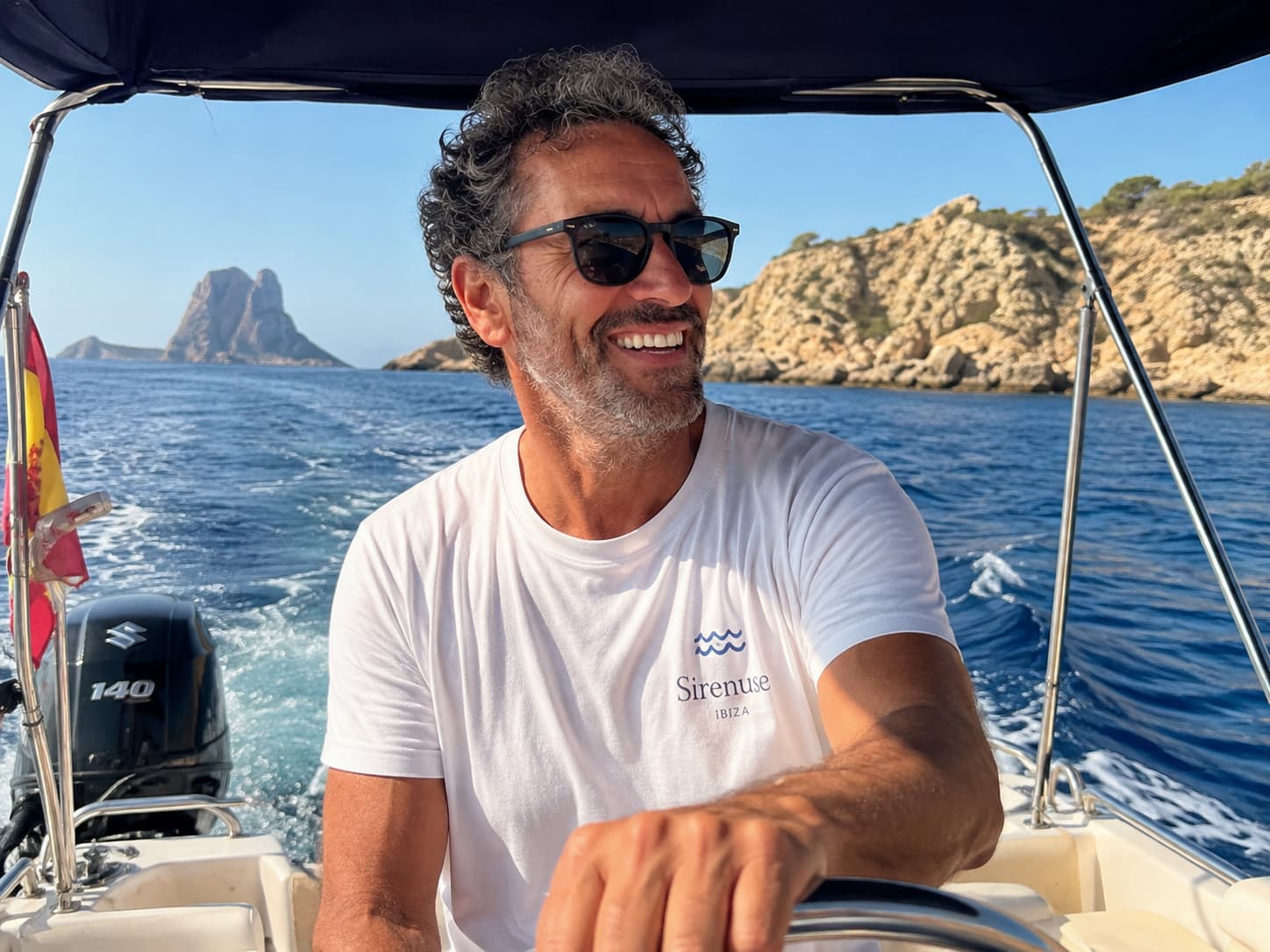 Toni, patrón de Vent de Mar, al timón de la embarcación