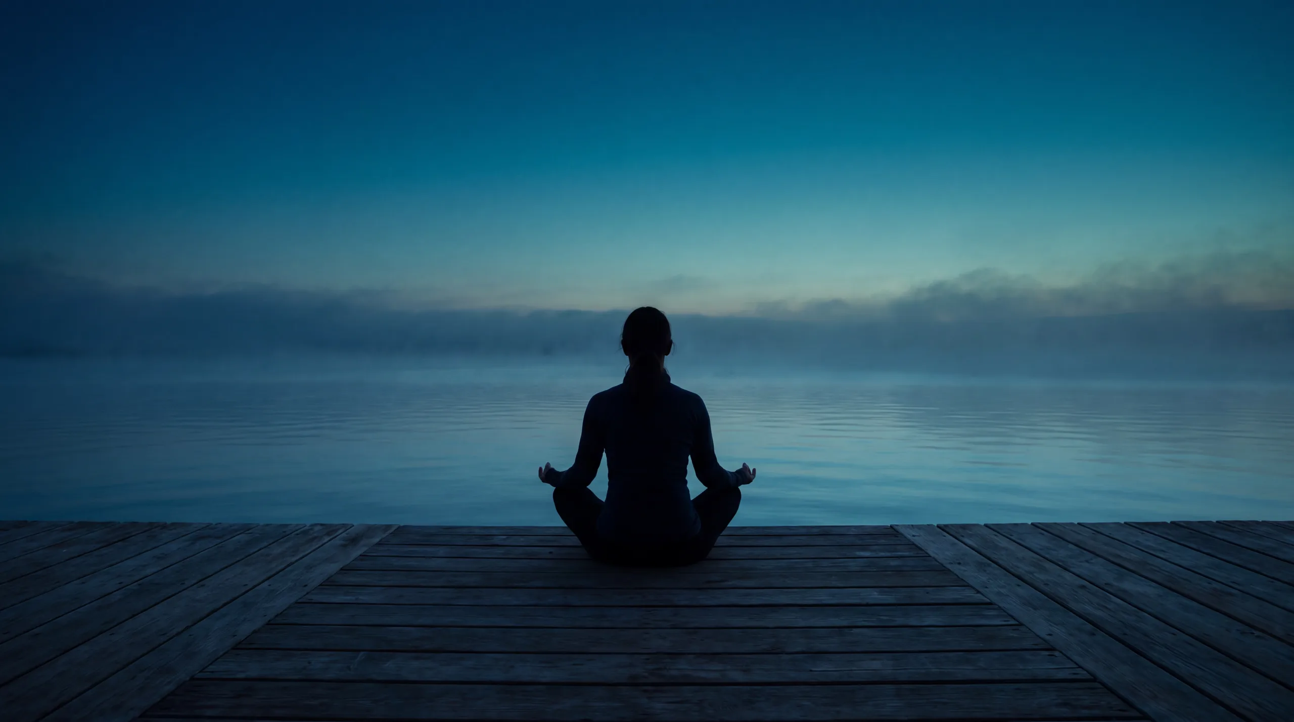 Hora azul: meditación frente al mar antes del amanecer